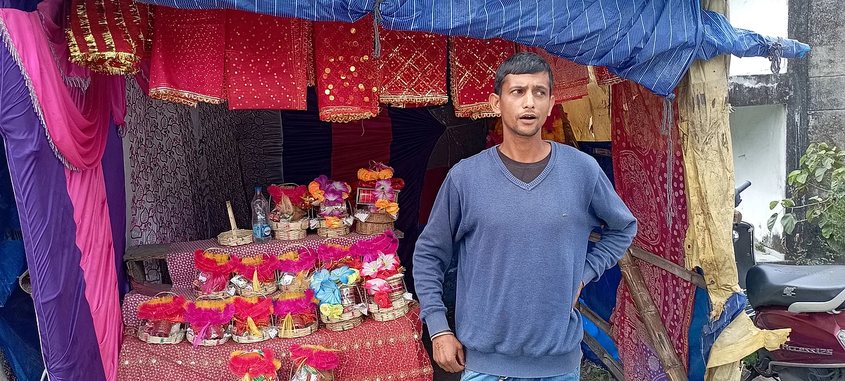 धर्मशाला विस क्षेत्र में स्थित शक्तिपीठ चामुंडा देवी मंदिर के बाहर प्रसाद बेच रहा मुनीश कुमार