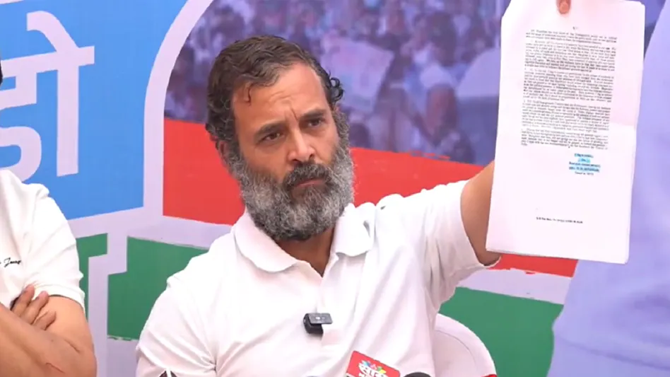 'सावरकर ने अंग्रेजों की मदद की, गांधी-नेहरू-पटेल को दिया धोखा', राहुल गांधी ने मीडिया के सामने पढ़ी 'माफी' वाली चिट्ठी