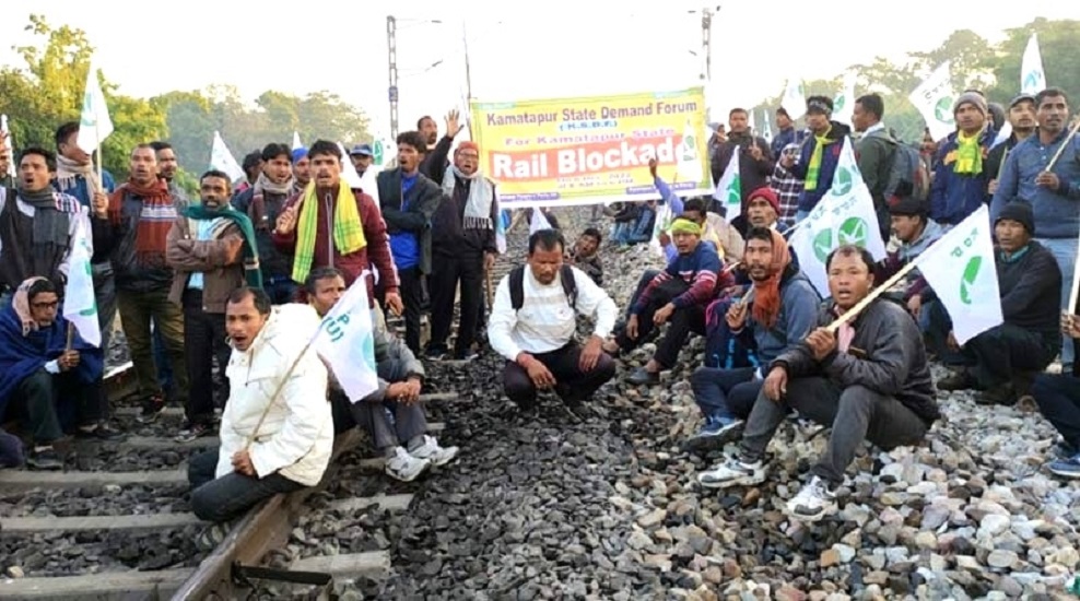 अलग कामतापुर राज्य की मांग को लेकर बंगाल में रेल नाकाबंदी, विभिन्न हिस्सों में ट्रेन सेवा बाधित, कई ट्रेनें फंसीं