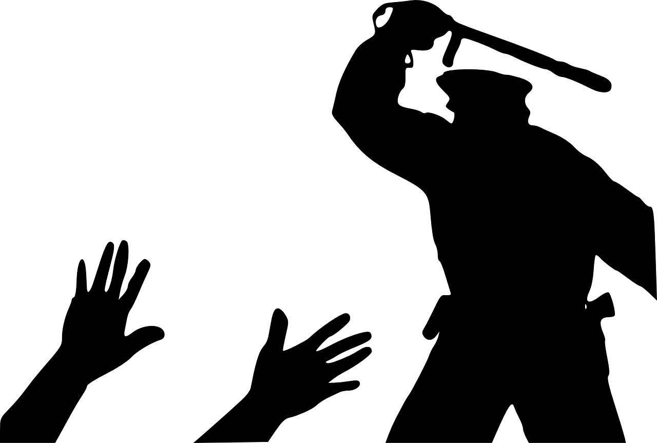 यूपी पुलिस ने लॉक-अप में महिला के साथ की बेरहमी से मारपीट, देखें वायरल वीडियो