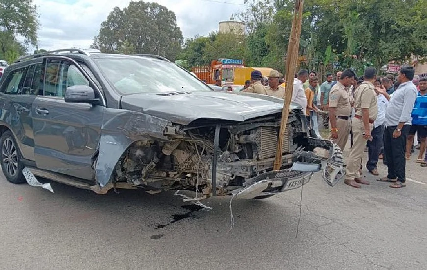 कर्नाटक में पीएम मोदी के भाई की कार का एक्सीडेंट, साथ में मौजूद परिवार के सदस्य भी घायल