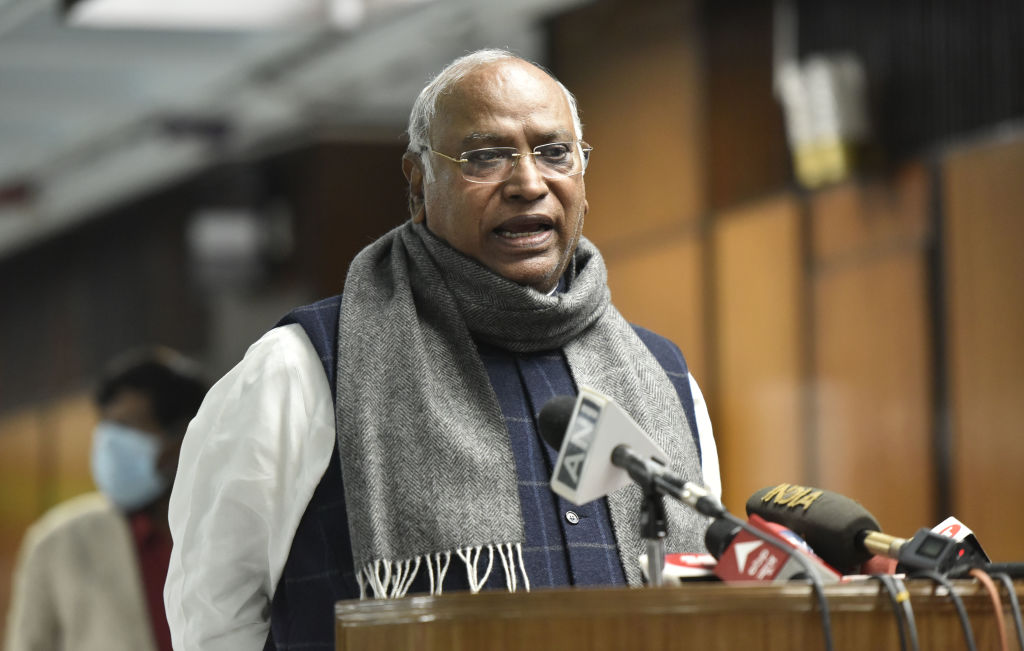 चीन मुद्दे पर संसद में संग्राम: खड़गे 12 विपक्षी दलों के साथ गांधी प्रतिमा के सामने करेंगे प्रदर्शन, चर्चा की मांग