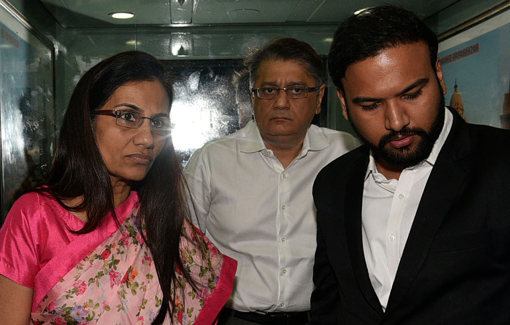 लोन धोखाधड़ी के आरोप में सीबीआई ने ICICI बैंक की पूर्व सीईओ चंदा कोचर और उनके पति दीपक कोचर को गिरफ्तार किया