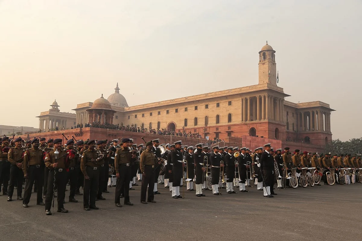 बीटिंग रिट्रीट समारोह के रिहर्सल के दौरान परेड करता सेना का बैंड