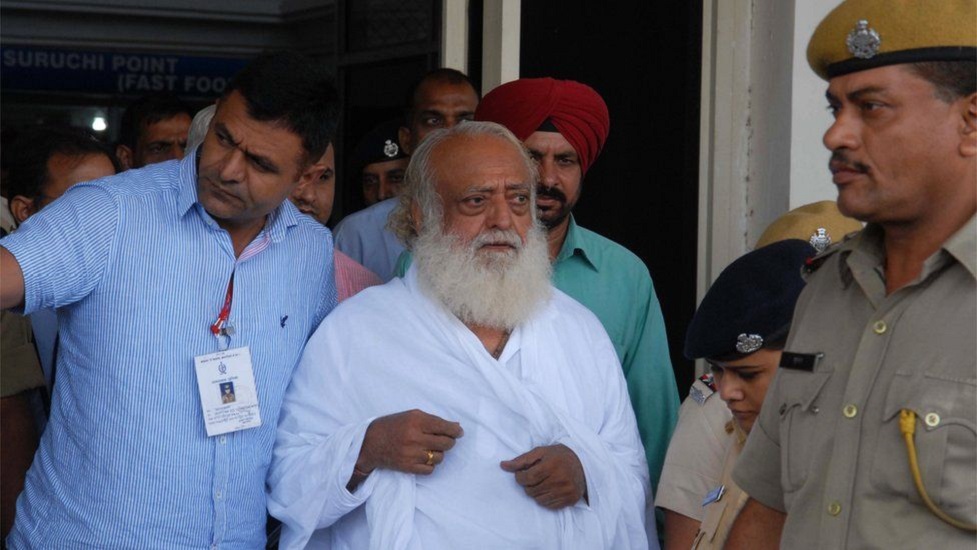 शिष्या से रेप के एक और मामले में आसाराम दोषी करार, गुजरात की अदालत कल सुनाएगी सजा