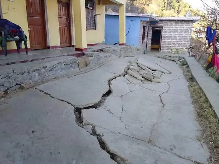 उत्तराखंड के जोशीमठ में मंदिर ढहने से दहशत! भू-धंसाव ले रहा विकराल रूप, घरों-सड़कों में पड़ रही बड़ी-बड़ी दरारें