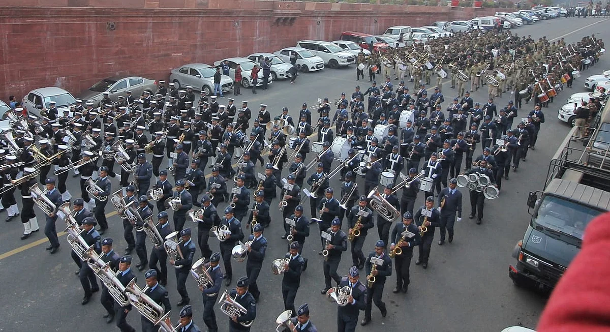 बीटिंग रिट्रीट समारोह के रिहर्सल में धुन के साथ परेड करता सेना का बैंड