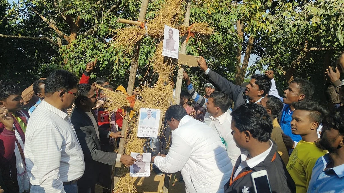 झारखंडः सम्मेद शिखर विवाद गहराया, परंपरागत हथियार लेकर सड़क पर उतरे संथाल आदिवासी, बंद रहा मधुवन