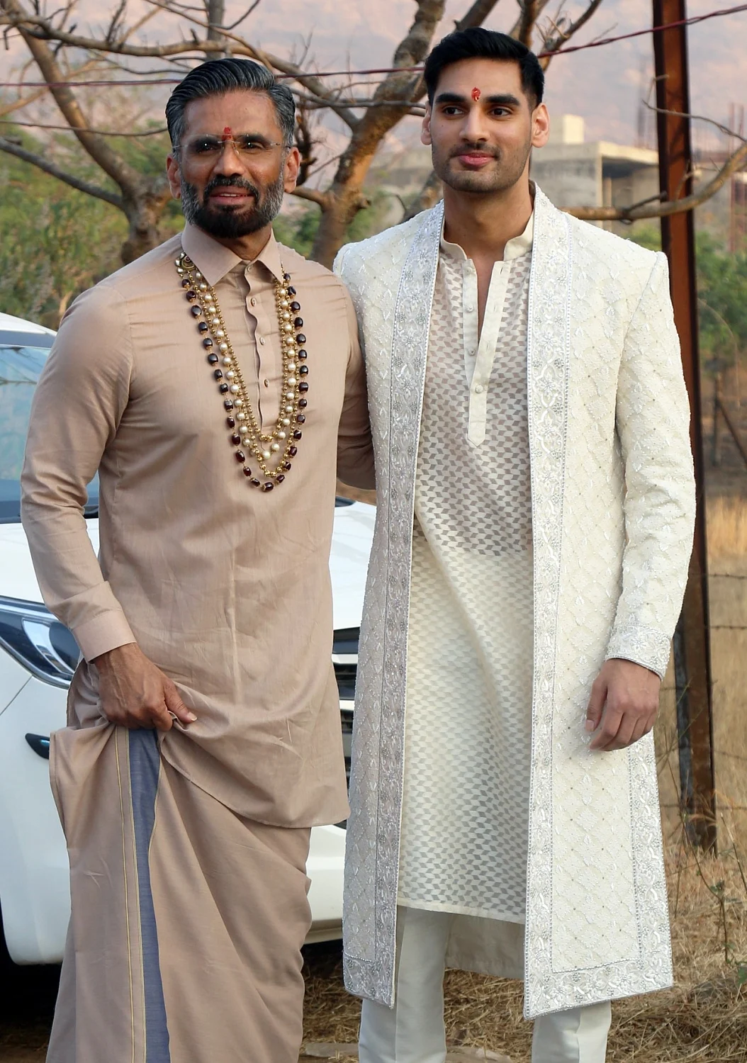 एक-दूजे के हुए अथिया शेट्टी और केएल राहुल, ससुर सुनील शेट्टी ने शादी के बाद मीडिया को बांटी मिठाई