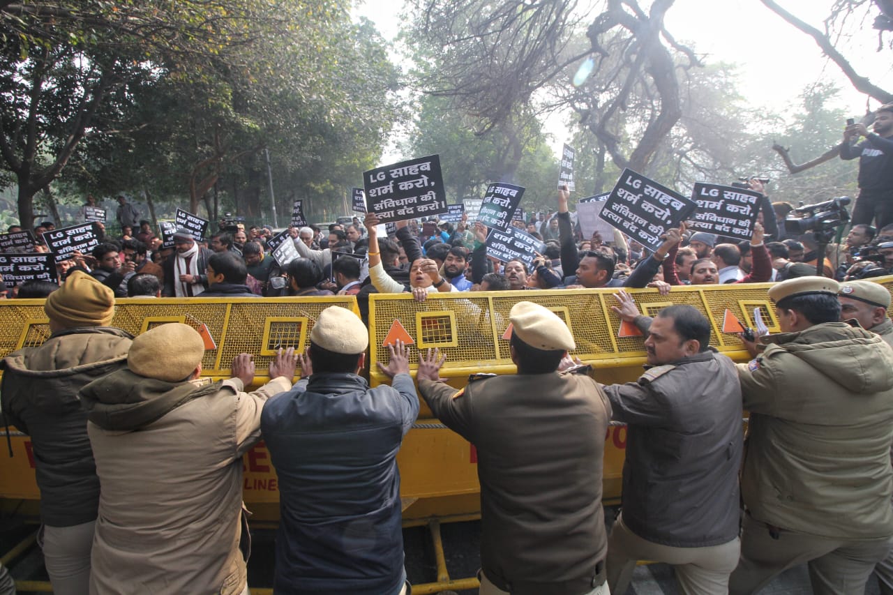 दिल्ली मेयर चुनाव को लेकर घमासान! AAP पार्षदों का राजभवन के बाहर प्रदर्शन, BJP नेता भी राजघाट पर कर रहे नारेबाजी
