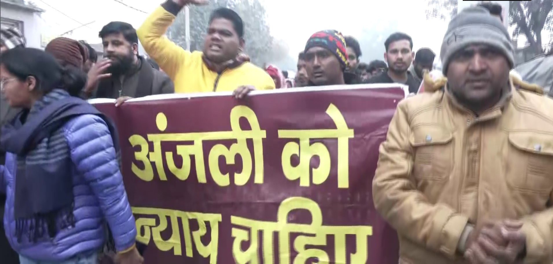 कंझावला कांड: मृतका के परिवार और लोगों ने सड़क पर किया प्रदर्शन, कहा- अंजली को न्याय चाहिए