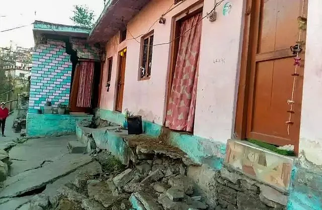 जोशीमठ में भू-धंसाव: विरोध के बीच आज ढहाए जाएंगे असुरक्षित भवन, कल टल गई थी कार्रवाई, कई लोग धरने पर बैठे