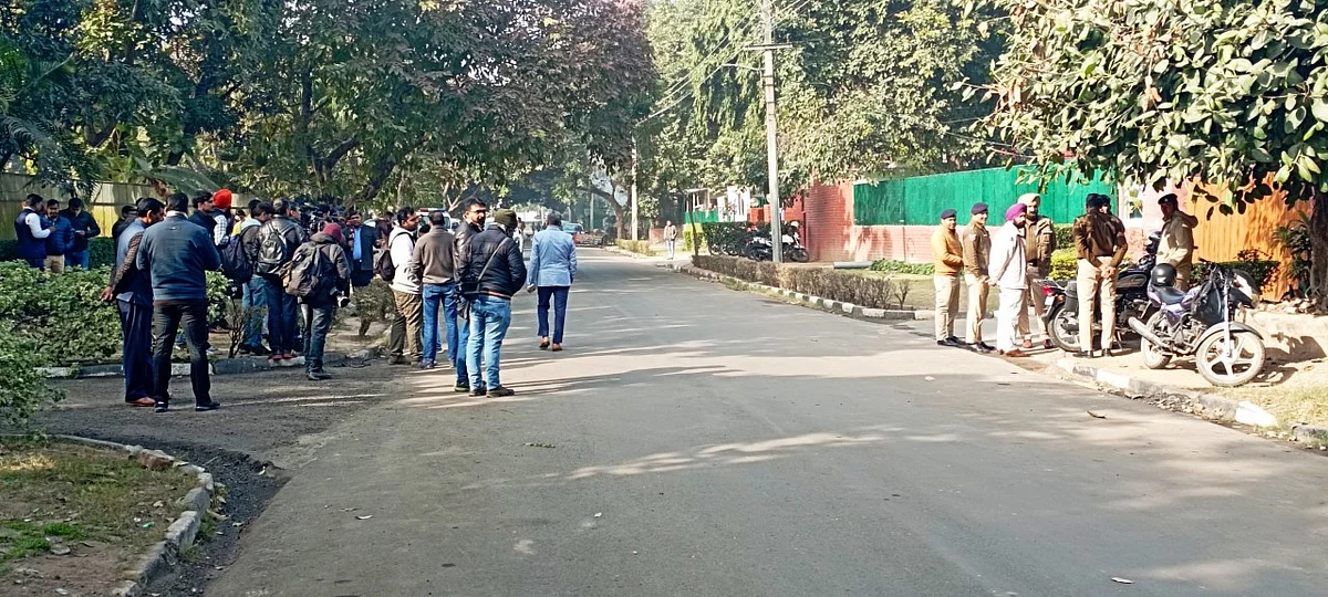 एसआईटी जांच के दौरान संदीप सिंह की कोठी के बाहर मीडिया का जमावड़ा