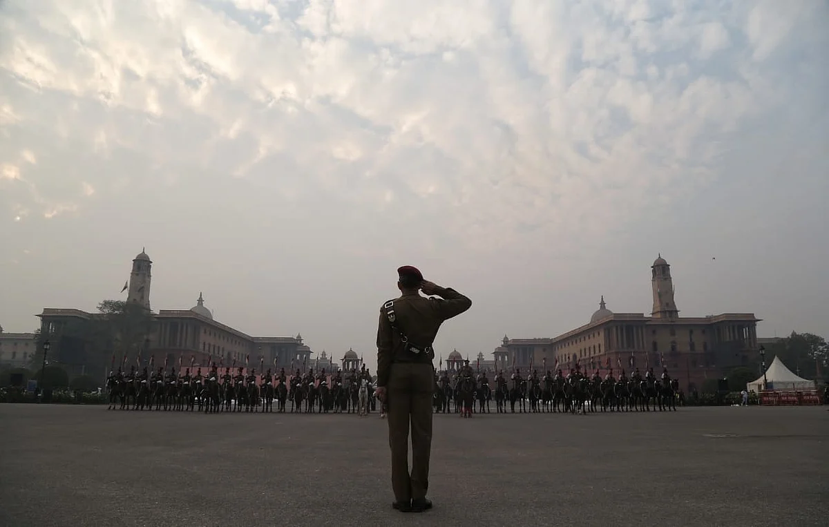 बीटिंग रिट्रीट समारोह के रिहर्सल में जवानों की सलामी लेता अधिकारी