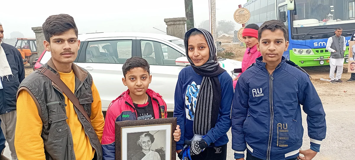 इंद्रा गांधी की तस्वीर लिए भारत जोड़ो यात्रा के साथ चल रही अपने तीन भाइयों के साथ भोपाल से आई छोटी बच्ची जिया परमार