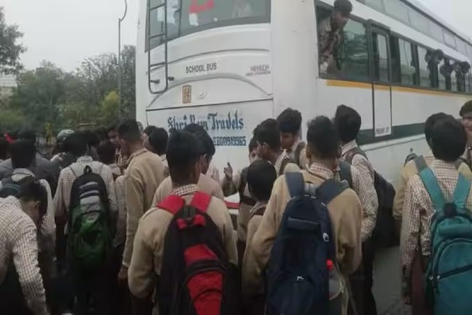 दिल्ली के फ्लाइओवर पर आपस में टकराए चार स्कूली बस, 25 बच्चों समेत 29 लोग घायल, मची अफरातफरी
