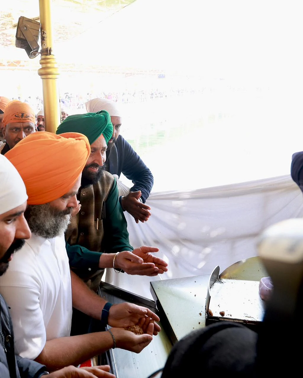 राहुल गांधी ने स्वर्ण मंदिर में कड़ा प्रसाद भी चखा।