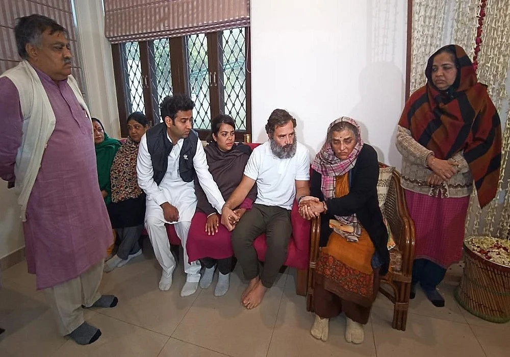राहुल गांधी ने दिल्ली में पूर्व केंद्रीय मंत्री शरद यादव के घर पहुंचकर उन्हें दी श्रद्धांजलि