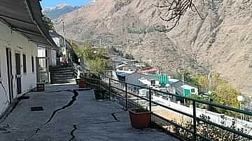 जोशीमठ भू धंसाव: शंकराचार्य मठ में दरारें, खंडित हुआ शिवलिंग, शिव मंदिर धंसा, खौफ का मंजर