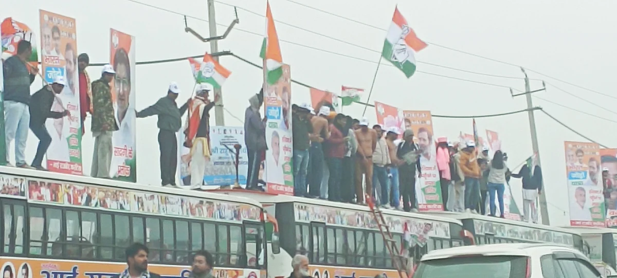बसों की छतों में खड़े होकर भारत जोड़ो यात्रा का स्वागत कर रहे लोग
