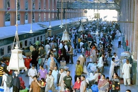 दुनिया: पाकिस्तान में पेट्रोल के लिए लग रहीं लंबी कतारें और नेपाल में भूकंप से एक की मौत