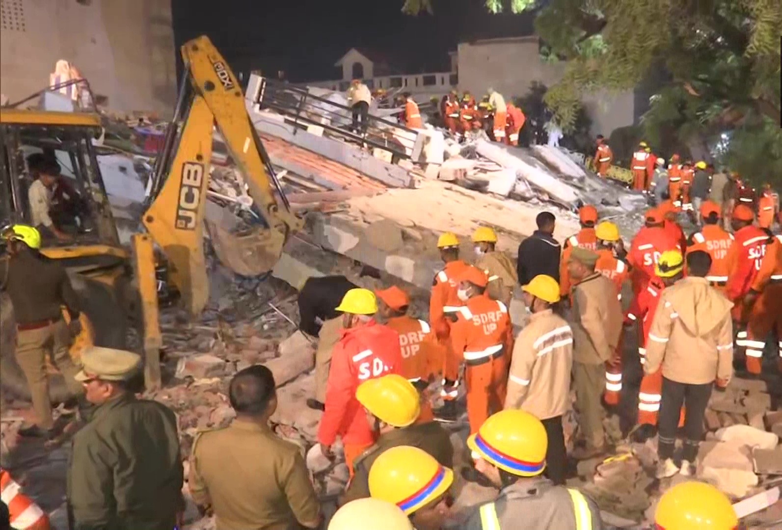 बड़ी खबर LIVE: लखनऊ में गिरी इमारत के मलबे से लोगों को निकालने का काम जारी, सेना को भी बुलाया गया