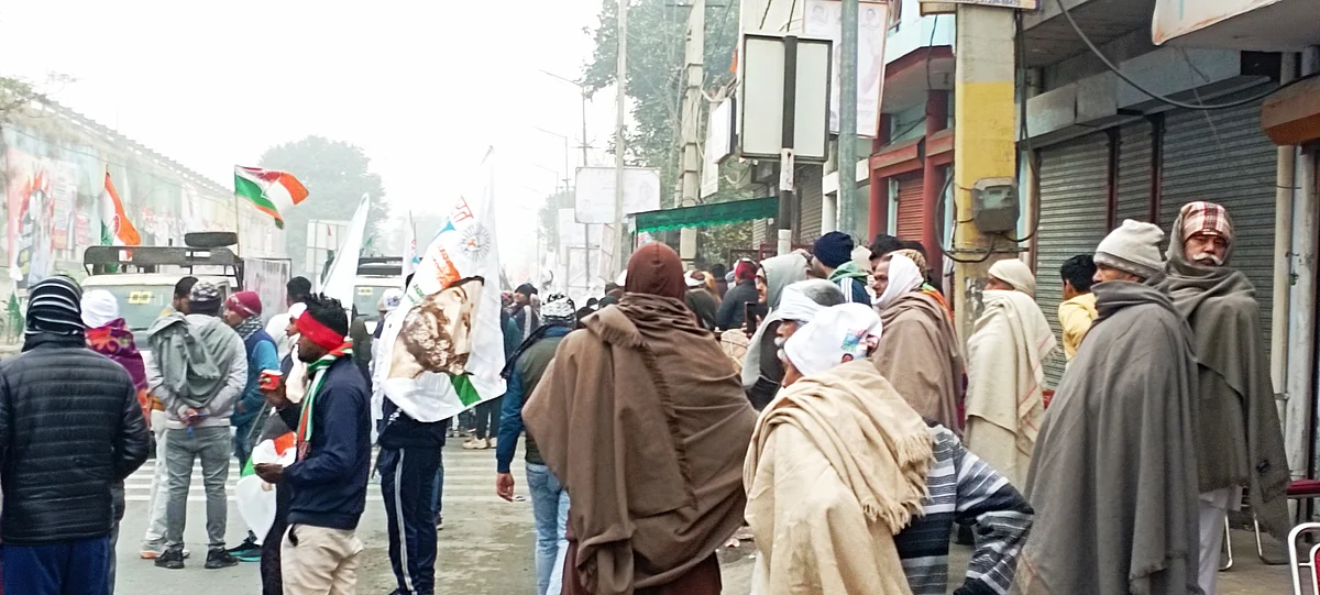 भीषण ठंड के बीच हरियाणा के करनाल में भारत जोड़ो यात्रा का इंतजार करते लोग।