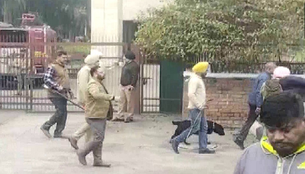 चंडीगढ़ जिला कोर्ट में बम होने की खबर से हड़कंप! पुलिस ने खाली कराया कॉम्पलेक्स, सर्च ऑपरेशन जारी