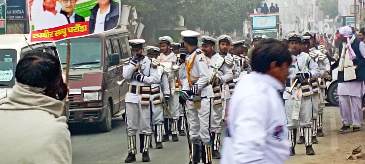 बैंड-बाजों की धुनों के बीच अपने मार्ग पर आगे बढ़ती भारत जोड़ा यात्रा