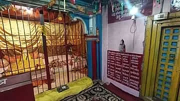 जोशीमठ भू धंसाव: शंकराचार्य मठ में दरारें, खंडित हुआ शिवलिंग, शिव मंदिर धंसा, खौफ का मंजर
