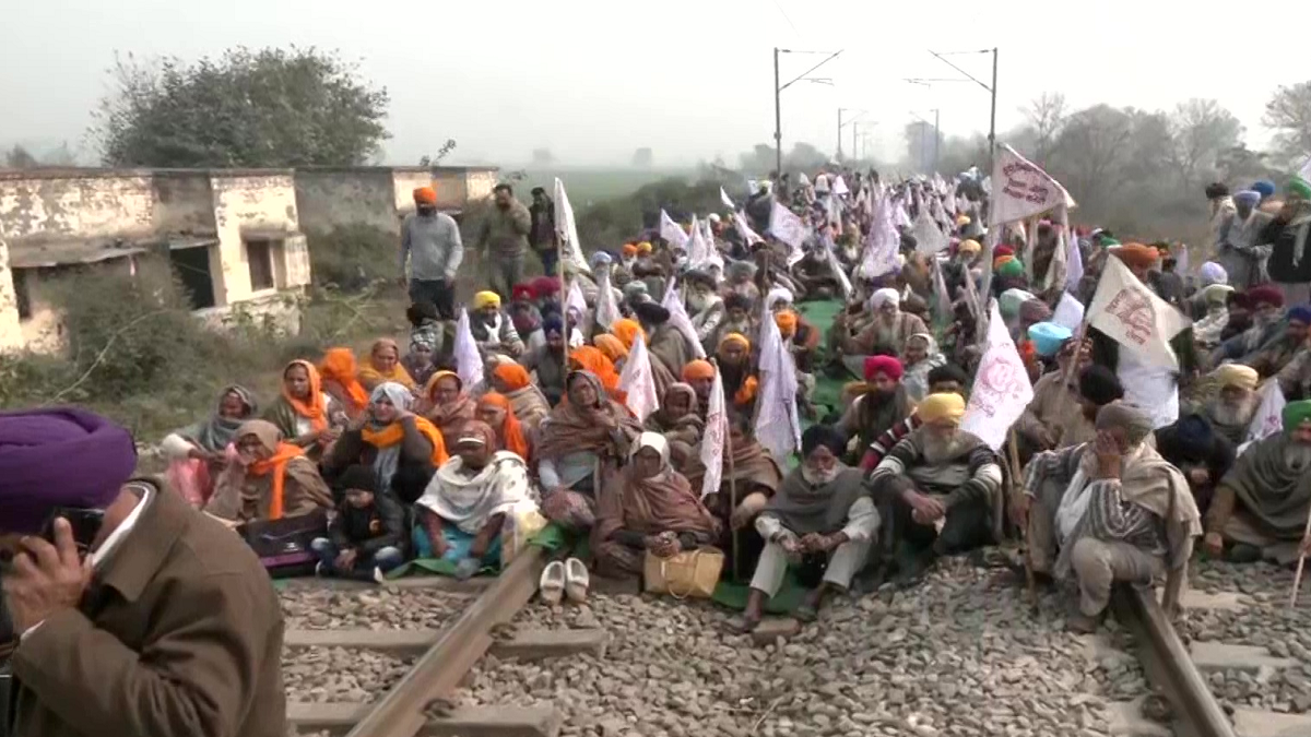 पंजाब: रेलवे ट्रैक पर फिर उतरे किसान, रोकी ट्रेनें, सरकार के सामने रखी है ये मांगें, काफी समय बाद भी नहीं हुई पूरी