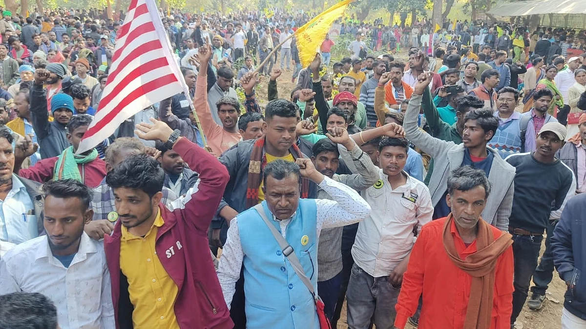 झारखंडः सम्मेद शिखर विवाद गहराया, परंपरागत हथियार लेकर सड़क पर उतरे संथाल आदिवासी, बंद रहा मधुवन