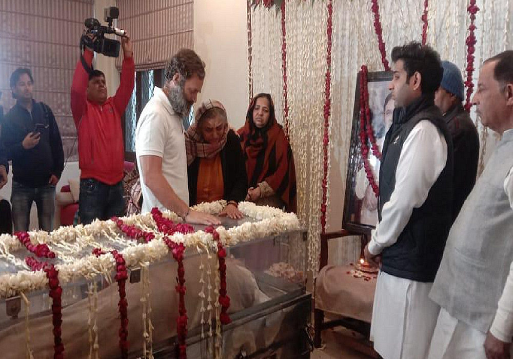 राहुल गांधी ने दिल्ली में पूर्व केंद्रीय मंत्री शरद यादव के घर पहुंचकर उन्हें दी श्रद्धांजलि