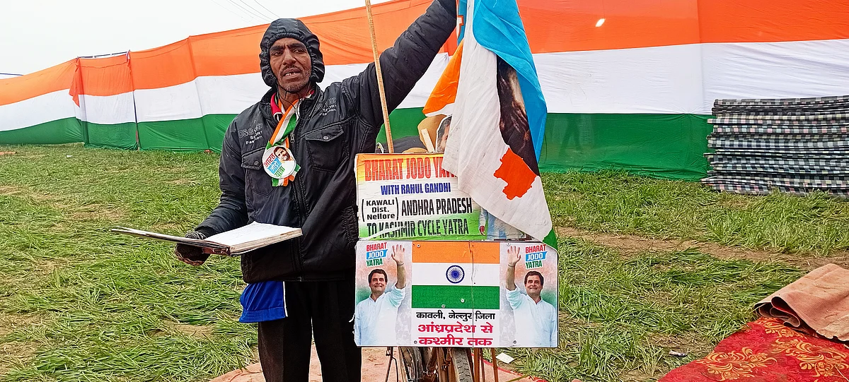अब तक 2500 किलोमीटर का सफर कर चुके आंध्र प्रदेश से साइकिल पर यात्रा के साथ चल रहे श्री निवासलू