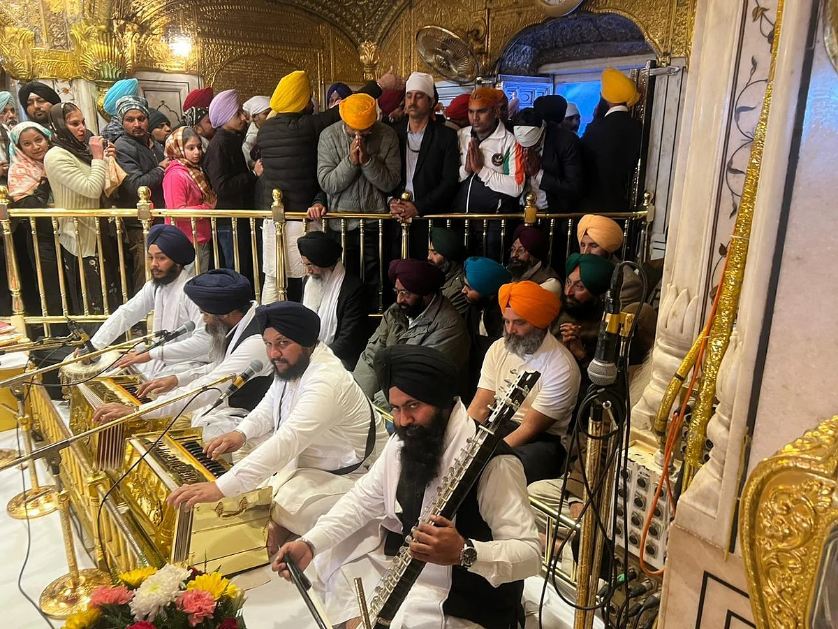 राहुल गांधी ने यहां गुरबाणी भी सुनी।
