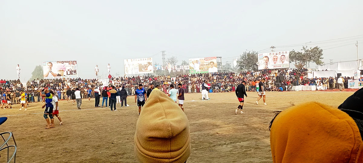 करनाल के कंबोपुरा गांव में भारत जोड़ो यात्रा के स्वागत में पंजाब-हरियाणा के खिलाडि़यों के बीच हुआ कबड्डी मैच