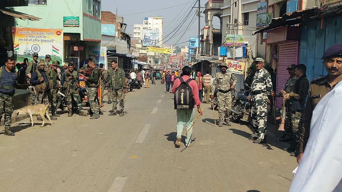 झारखंडः सम्मेद शिखर विवाद गहराया, परंपरागत हथियार लेकर सड़क पर उतरे संथाल आदिवासी, बंद रहा मधुवन