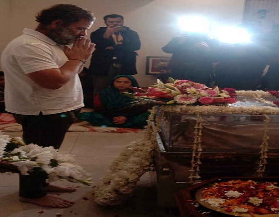 राहुल गांधी ने दिल्ली में पूर्व केंद्रीय मंत्री शरद यादव के घर पहुंचकर उन्हें दी श्रद्धांजलि