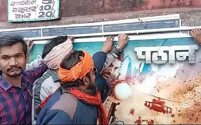 सिनेजीवन: 'पठान' ने बॉक्स ऑफिस पर की धमाकेदार शुरुआत और 'शिव शास्त्री बल्बोआ' से नीना गुप्ता का पोस्टर जारी