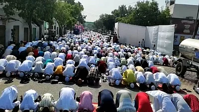 सड़क पर ईद की अदा की नमाज, 1700 के खिलाफ FIR दर्ज-Eid prayers on the road, FIR lodged against 1700