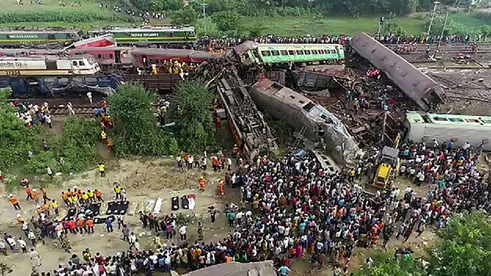 … और कांग्रेस के इस मंत्री ने ट्रेन हादसे की जांच CBI को देने को बताया बेमतलब … And this Congress minister told that handing over the train accident investigation to CBI is meaningless