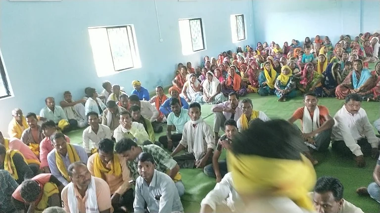 मध्य प्रदेश: बीजेपी दावे-वादे कितने करे, लेकिन जल-जंगल-जमीन बचाने के लिए लामबंद हो रहे हैं आदिवासी