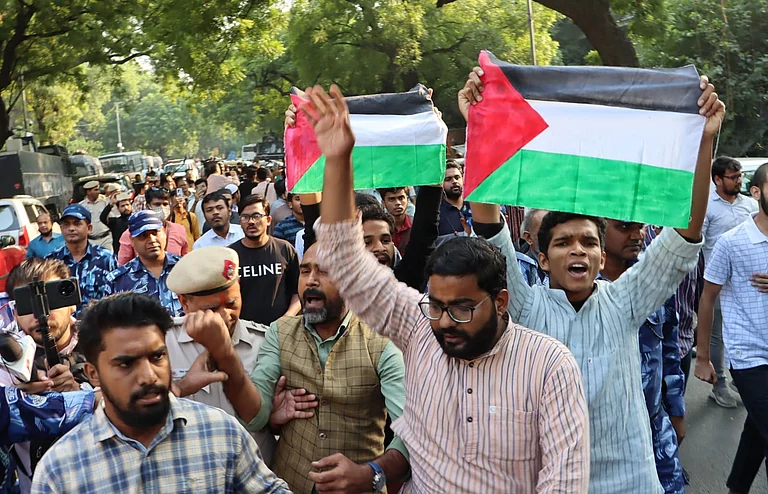 दिल्ली पुलिस ने इजरायल के खिलाफ प्रोटेस्ट को रोका, फिलिस्तीन समर्थक 50 प्रदर्शनकारियों को हिरासत में लिया