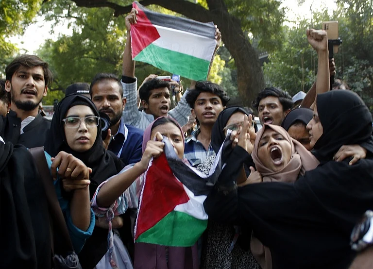 दिल्ली पुलिस ने इजरायल के खिलाफ प्रोटेस्ट को रोका, फिलिस्तीन समर्थक 50 प्रदर्शनकारियों को हिरासत में लिया