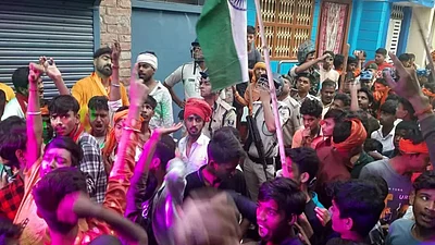 सारण में दुर्गा प्रतिमा विसर्जन जुलूस पर पथराव, दो दिनों तक इंटरनेट सर्विस बंद-Stone pelting on Durga idol immersion procession in Saran, internet service closed for two days