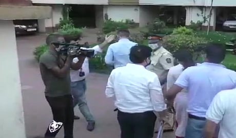 सुशांत केस में NCB का रिया, सैमुअल और शोविक पर शिकंजा, 'ड्रग्स कनेक्शन' मामले में घर तलाशी लेने पहुंची टीम