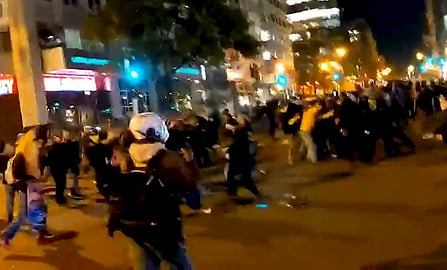 वाशिंगटन में ट्रंप समर्थकों और विरोधियों के बीच हिंसक झड़पें, व्हाईट हाऊस के पास आगज़नी