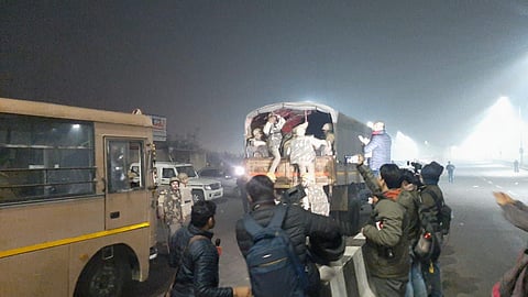 बड़ी खबर LIVE: हाई वोल्टेज तनाव के बाद गाजीपुर बॉर्डर से फोर्स की वापसी, यूपी के कई जिलों से किसानों के आने लगे जत्थे