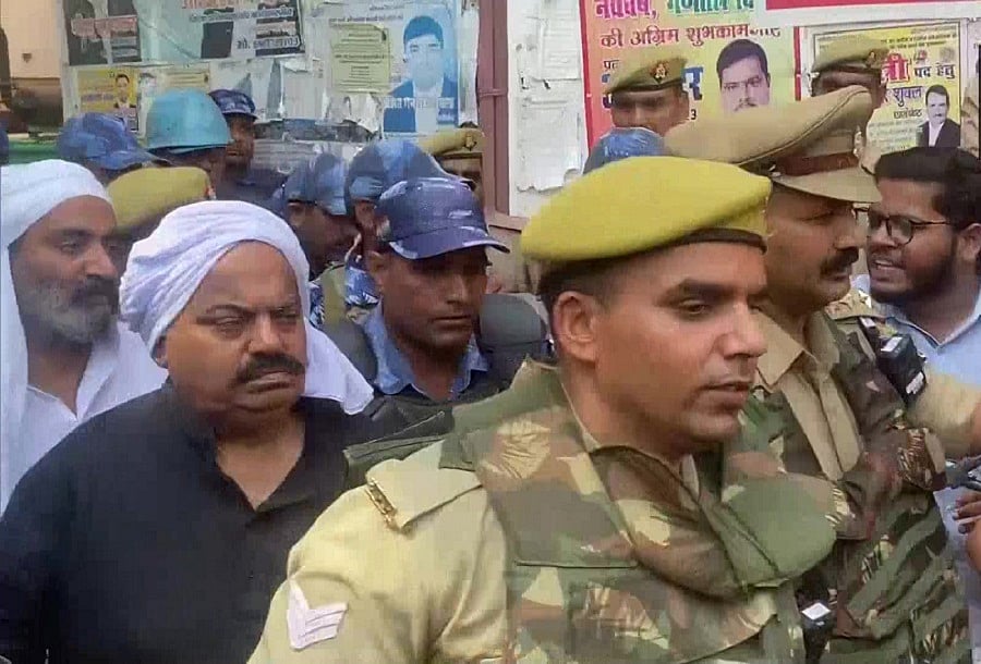 बेटे की मौत की खबर सुनते ही फूट फूटकर रोने लगा माफिया अतीक अहमद, कोर्ट में लगे योगी जिंदाबाद के नारे Mafia Atiq Ahmed started crying bitterly on hearing the news of his son's death, slogans of Yogi Zindabad raised in the court