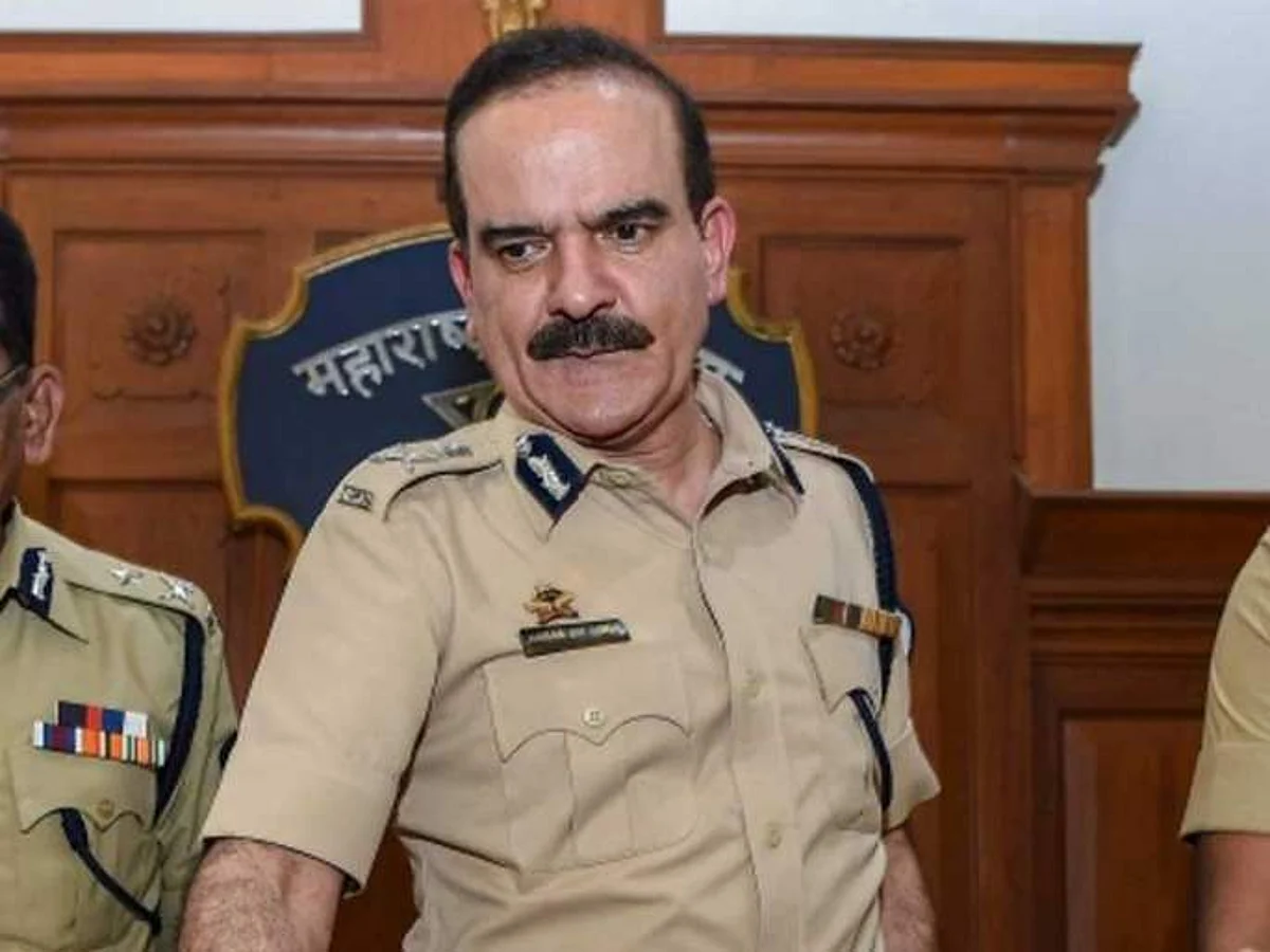 परमबीर सिंहांच्या सर्व प्रकरणांचा
तपास सीबीआयकडे सोपवा!
सुप्रीम कोर्टाच्या आदेशाने राज्य सरकारला धक्का